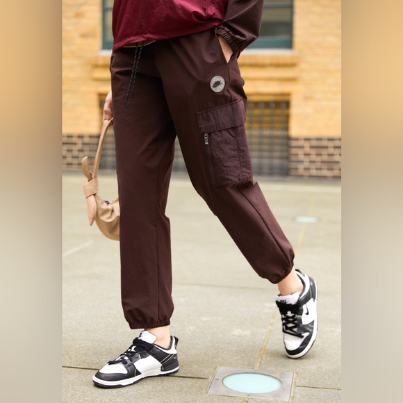 Nike Sportswear Women’s Woven Sports Utility Cargo Pants - Picture 1 of 5